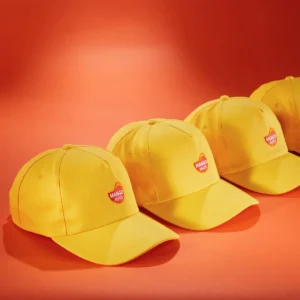 قبعة كاب (baseball cap) قطنية 5 ألواح مع طباعة الشعار مقاس موحد